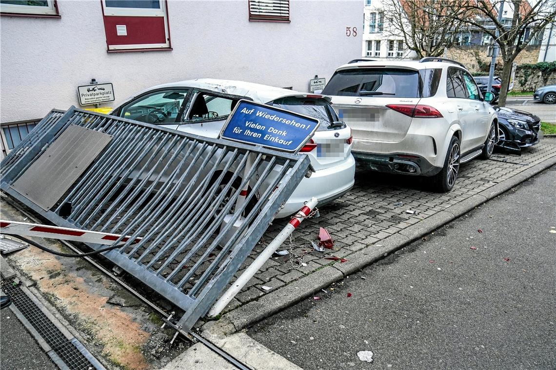 119000 Euro Schaden bei kuriosem Unfall in Waiblingen Ein Autofahrer schanzte zuerst über den Zaun und dann noch über das dahinter stehende Auto. Foto: SDMG / Kohls