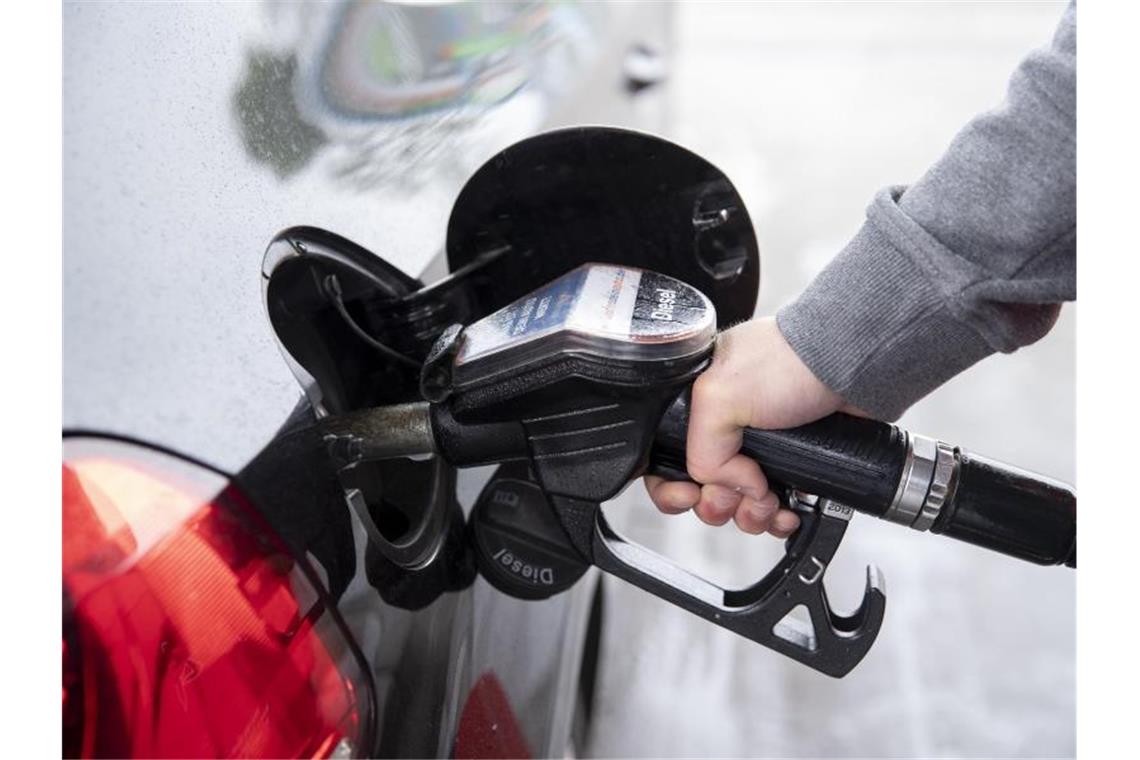 Ein Autofahrer steckt an einer Tankstelle einen Diesel-Zapfhahn in die Tanköffnung seines Fahrzeugs. Foto: Felix König/dpa
