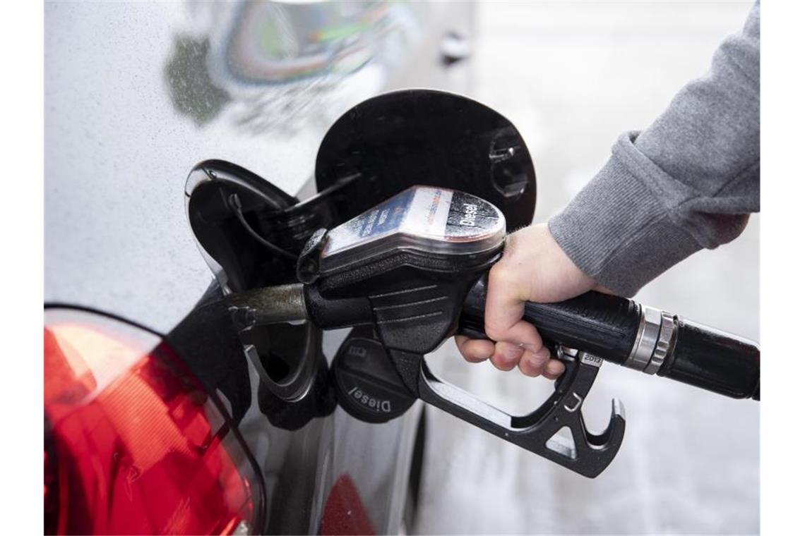 ADAC: Billigstes Tankjahr seit E10-Einführung Ein Autofahrer steckt an einer Tankstelle einen Diesel-Zapfhahn in die Tanköffnung seines Fahrzeugs. Foto: Felix König/dpa