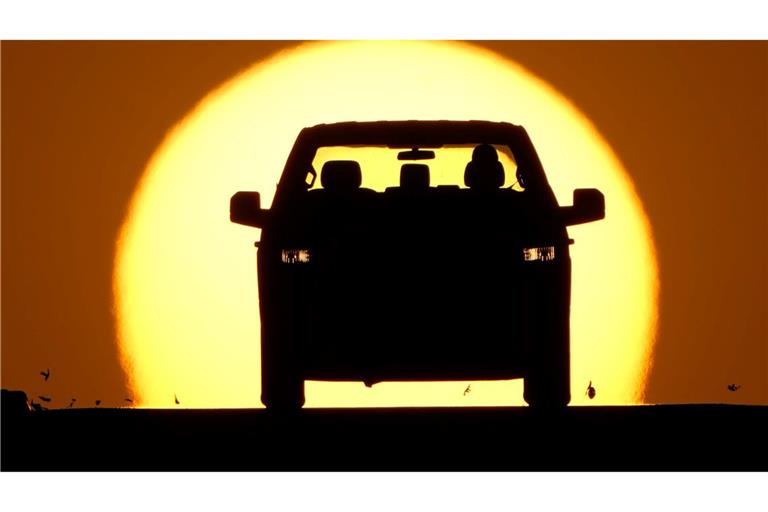 Ein Autofahrer wird von der untergehenden Sonne angestrahlt.