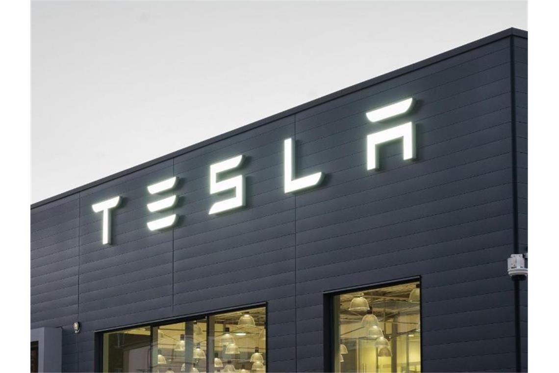 Ein Autohaus des Elektroauto-Herstellers Tesla in Hannover. Foto: Julian Stratenschulte/dpa