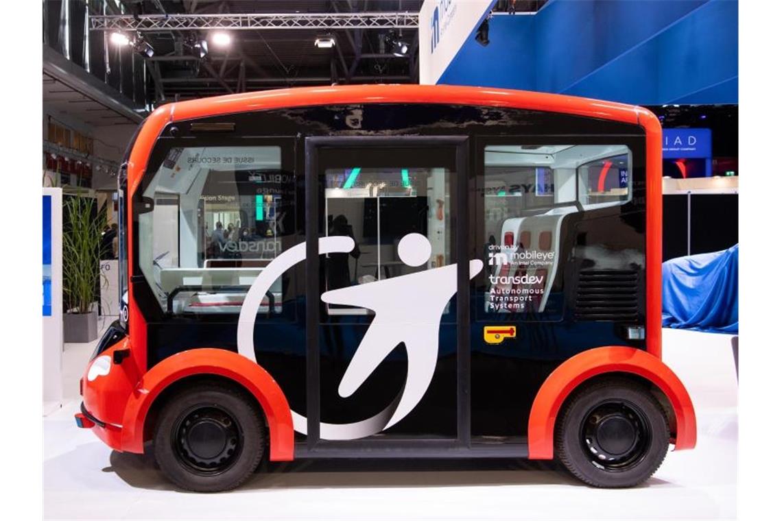 Ein autonom fahrender Bus ist am Messestand von Mobileye zu sehen. Foto: Sven Hoppe/dpa