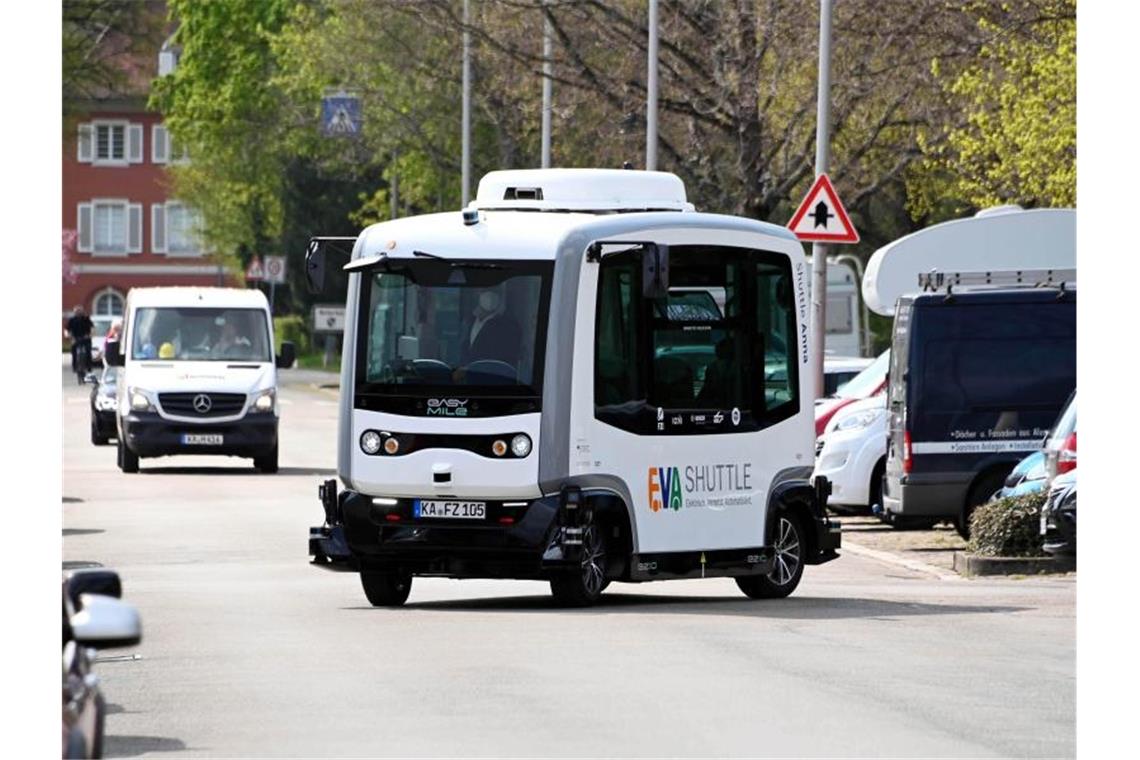 Erste Ergebnisse aus Pilotversuch autonomer Mini-Busse Ein autonom fahrender Minibus ist in einem Karlsruher Stadtteil im Einsatz. Foto: Uli Deck/dpa