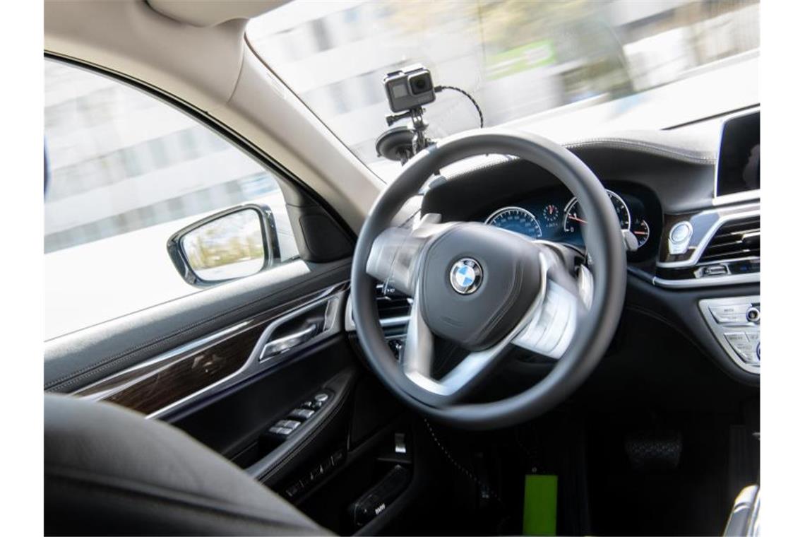 Ein autonom fahrendes Fahrzeug bei der Eröffnung des BMW-Entwicklungszentrums „Campus Autonomes Fahren“. Foto: Matthias Balk/dpa