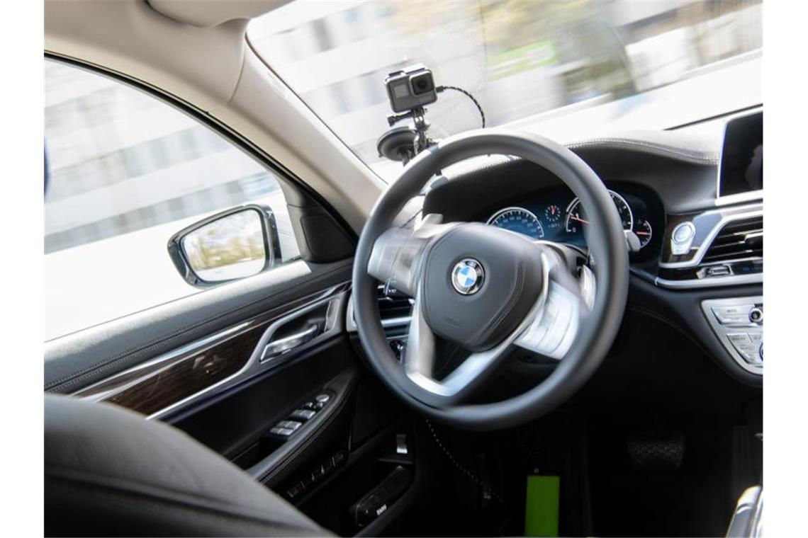 Justizministerium lehnt Gesetz zum autonomen Fahren ab Ein autonom fahrendes Fahrzeug bei der Eröffnung des BMW-Entwicklungszentrums „Campus Autonomes Fahren“. Foto: Matthias Balk/dpa