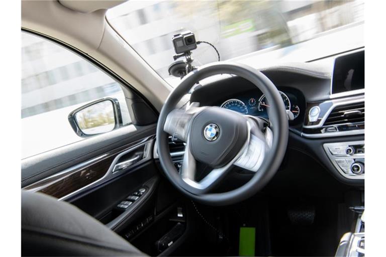 Ein autonom fahrendes Fahrzeug ist auf einer Teststrecke unterwegs (Symbol). Beim vollautomatisierten Fahren der Stufe vier kann der Computer bei bestimmten Anwendungen vollständig die Kontrolle über das Auto übernehmen. Foto: Matthias Balk/dpa