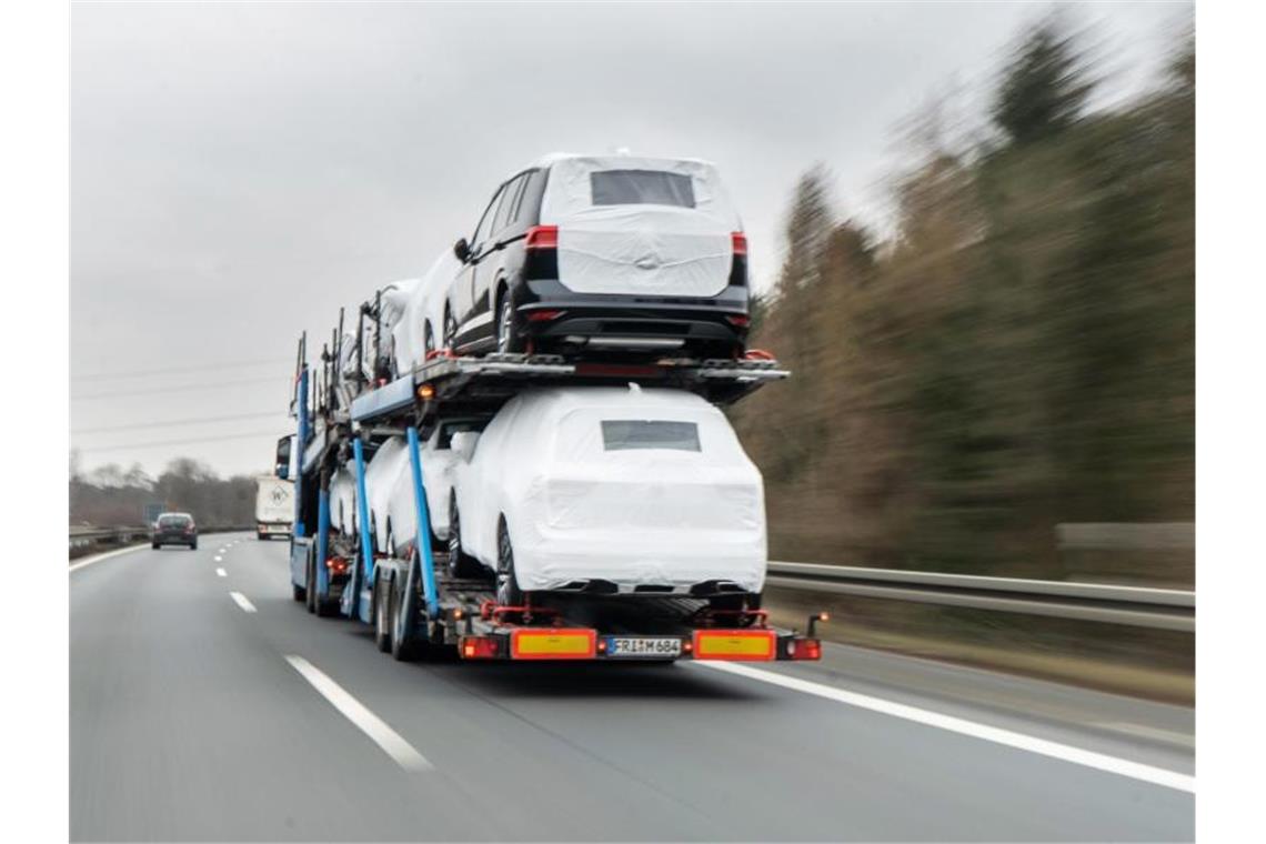 Verbraucher in Deutschland kaufen wieder mehr Autos Ein Autotransporter mit Neuwagen fährt über die Bundesstraße B3. Foto: Raphael Knipping/dpa