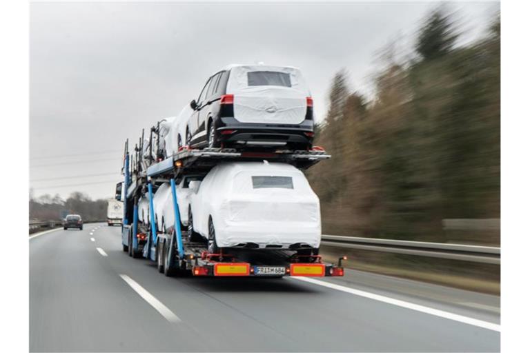 Ein Autotransporter mit Neuwagen fährt über die Bundesstraße B3. Foto: Raphael Knipping/dpa