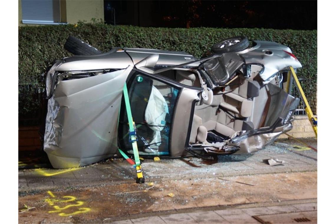 Ein Autowrack steht nach einem Unfall in Gerlingen an einer Hecke. Foto: Boehmler/SDMG/dpa