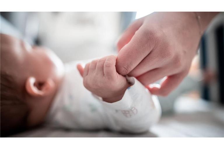 Ein Baby mit Blähungen sollte nicht den falschen Saft bekommen.