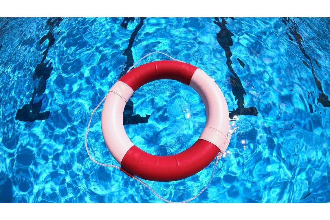 Siebenjährige geht unter - Eltern bekommen nichts mit Ein Badegast rettete das Mädchen. (Symbolbild)