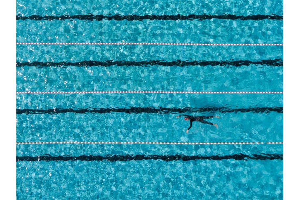 Bäder sollen vom 6. Juni an unter Auflagen öffnen können Ein Badegast schwimmt im Freibad in einem 50-Meter-Becken. Foto: Axel Heimken/dpa/Symbolbild