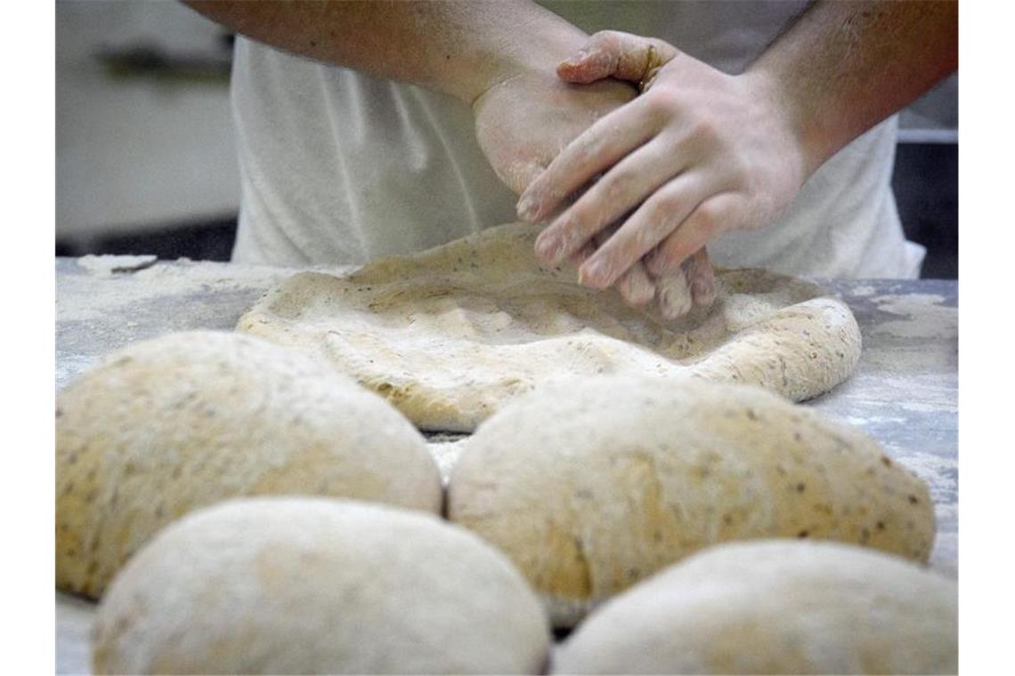 Bäckereien sorgen sich um steigende Getreidepreise Ein Bäcker bei der Arbeit: Brot wird für die Kundschaft wohl teurer. Foto: Soeren Stache/dpa