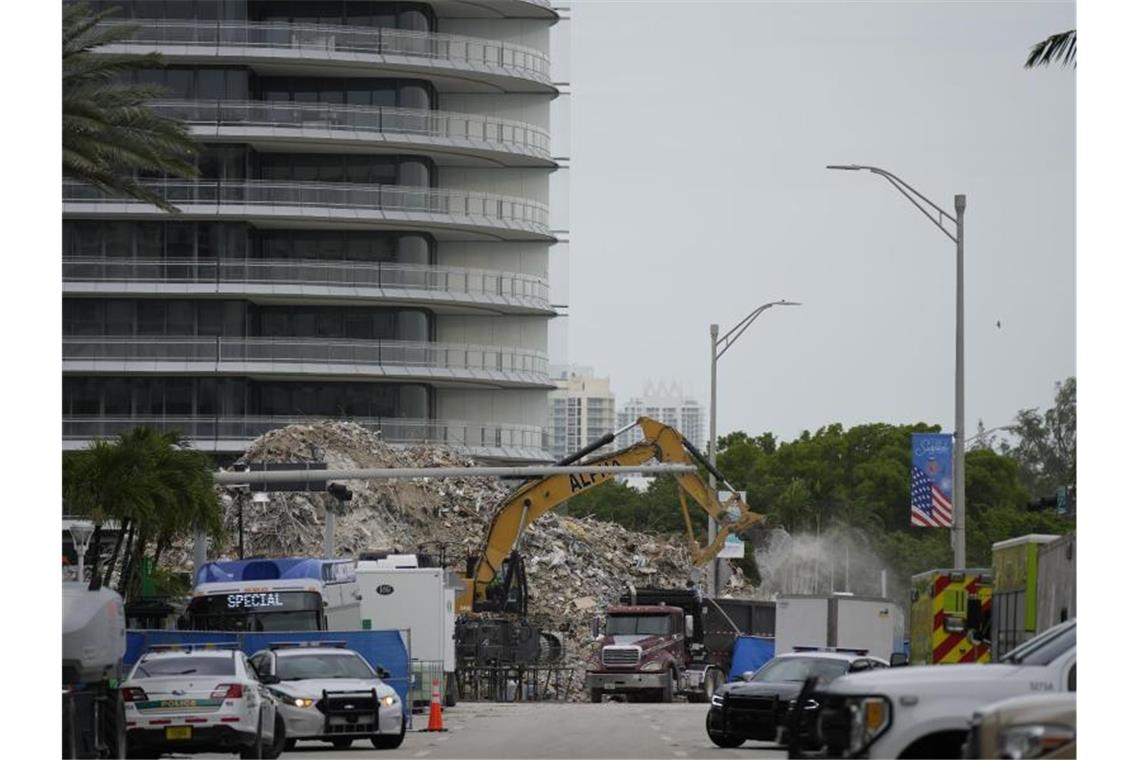 Letzte Vermisste nach Hauseinsturz in Florida identifiziert Ein Bagger entfernt Trümmer des eingestürzten Gebäudes im US-Bundesstaat Florida. Gut einen Monat nach dem Unglück haben Einsatzkräfte die sterblichen Überreste der letzten noch vermissten Person identifiziert. Foto: Rebecca Blackwell/AP/dpa
