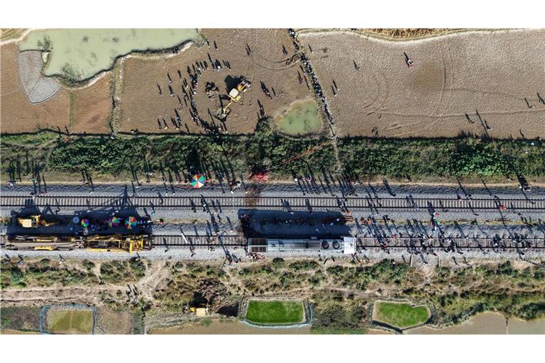 Ein Bagger hebt eine Grube aus, um den Kadaver eines Elefanten zu begraben, der bei der Kollision mit einem Zug ums Leben kam.