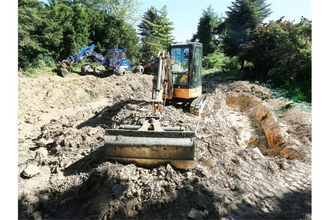 Ein Bagger im Garten des Hauses in Wuppertal. Foto: David Young