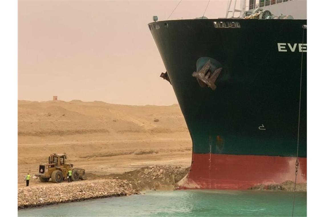 Ein Bagger versucht, das vordere Ende des Containerschiffs „Ever Given“ zu befreien. Foto: -/Suez Canal Authority via Egyptian Cabinet Facebook Page/dpa