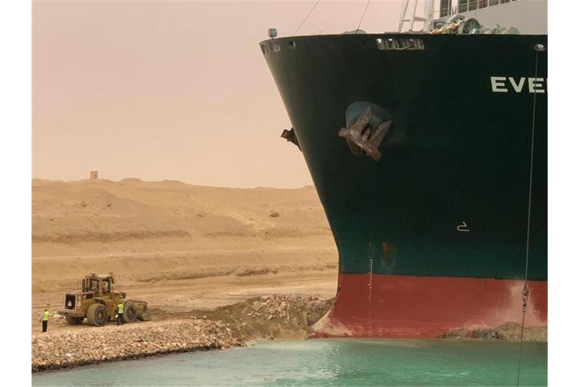 Containerschiff blockiert Suezkanal