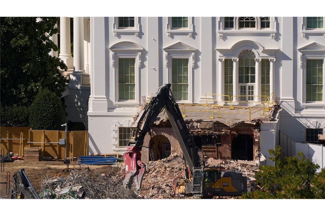 Bilder des Tages Ein Bagger während der Abrissarbeiten an einem Teil des Ostflügels des Weißen Hauses. Hier soll ein neuer Ballsaal gebaut werden.