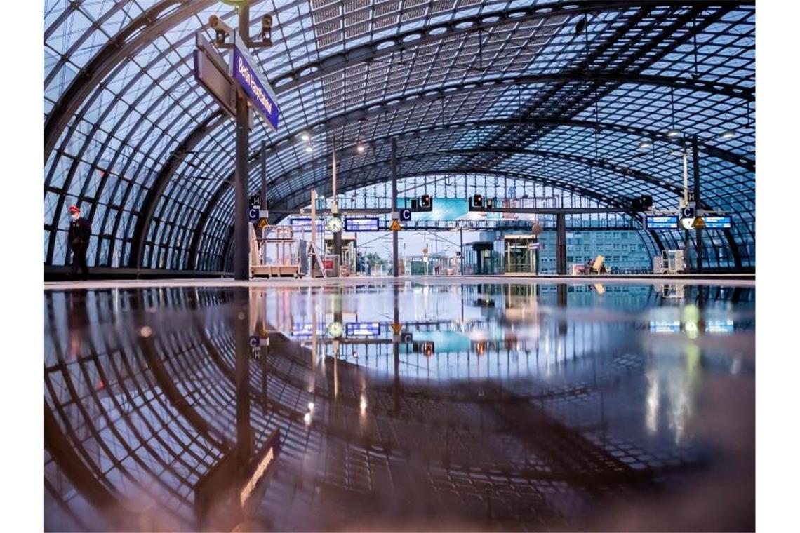 Ein Bahnsteig am Berliner Hauptbahnhof ist während des GDL-Streiks weitgehend leer. (Archivbild). Foto: Christoph Soeder/dpa