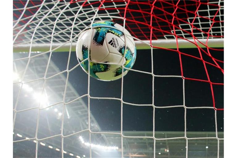 Ein Ball fliegt ins Tornetz. Foto: Jan Woitas/dpa-Zentralbild/dpa/Archivbild