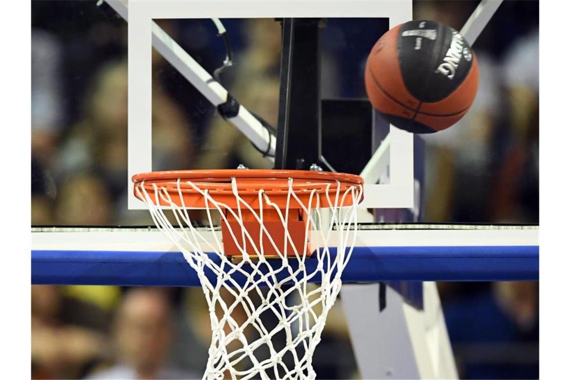 Ludwigsburg im ersten Basketball-Finale ohne Anführer Knight Ein Ball geht in den Korb. Foto: Soeren Stache/dpa/Symbolbild