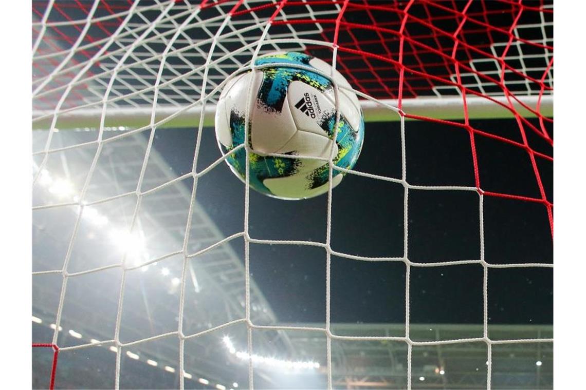 Turbine Potsdam verliert 4:5 gegen Freiburg Ein Ball geht ins Netz. Foto: Jan Woitas/dpa-Zentralbild/dpa
