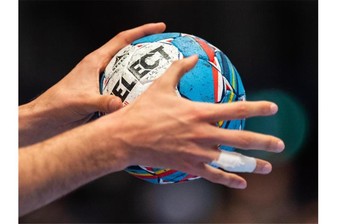 Ein Ball in der Hand eines Spielers. Foto: Robert Michael/dpa/Symbolbild