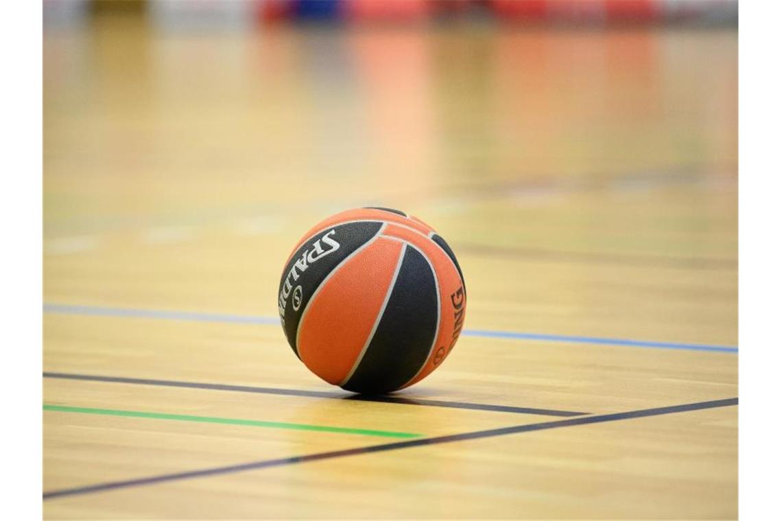 Ein Ball liegt auf einem Basketball-Spielfeld. Foto: Soeren Stache/dpa-Zentralbild/dpa/Symbolbild