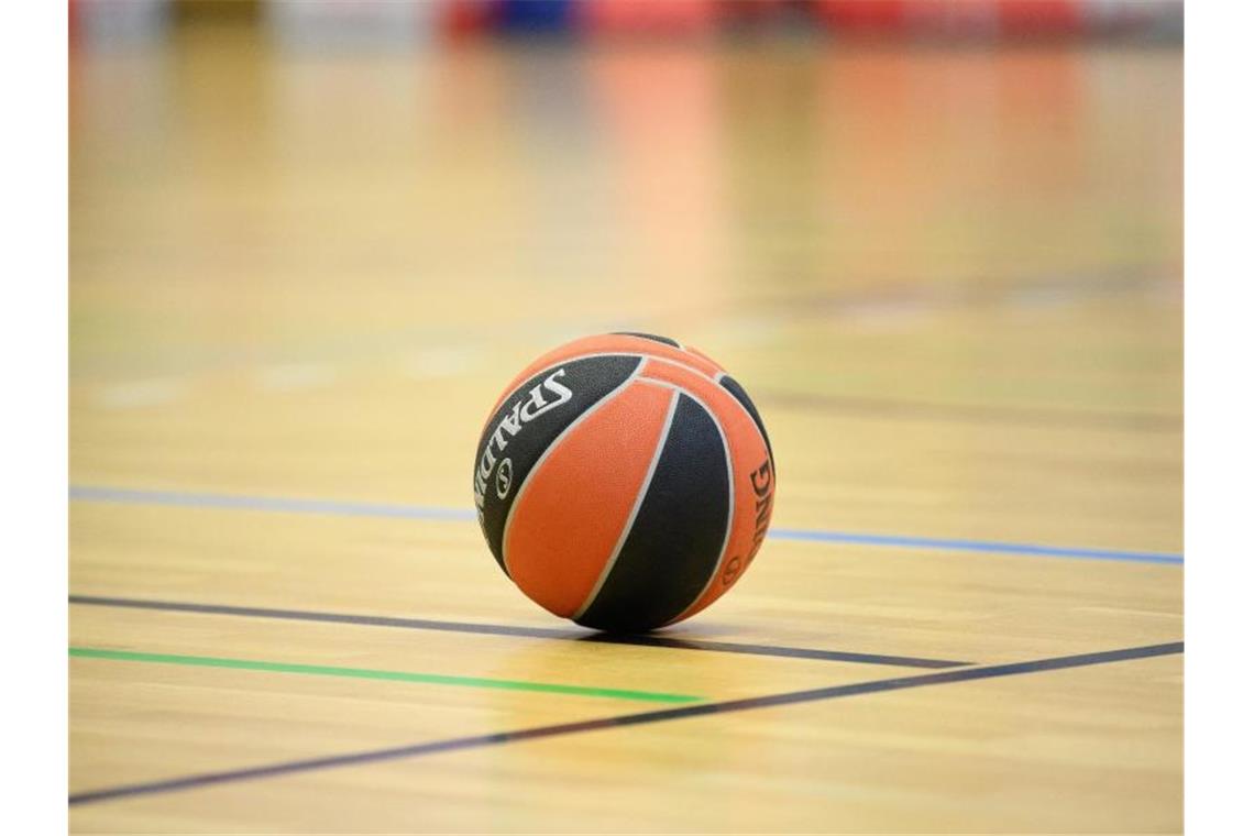 Ein Ball liegt auf einem Basketball-Spielfeld. Foto: Soeren Stache/dpa-Zentralbild/dpa/Symbolbild