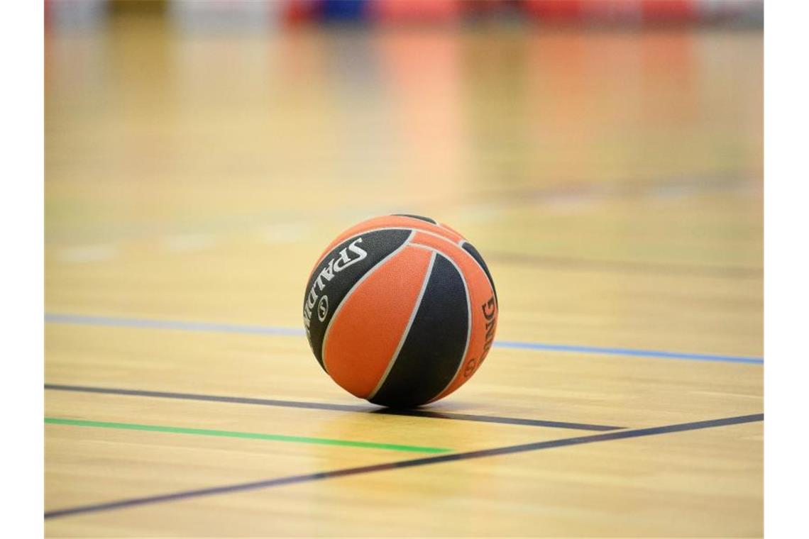 Ludwigsburgs Basketballer monatelang ohne verletzten Woodard Ein Ball liegt auf einem Basketball-Spielfeld. Foto: Soeren Stache/dpa-Zentralbild/dpa/Symbolbild