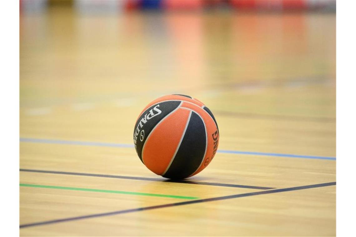 Ein Ball liegt auf einem Basketball-Spielfeld. Foto: Soeren Stache/dpa-Zentralbild/dpa/Symbolbild