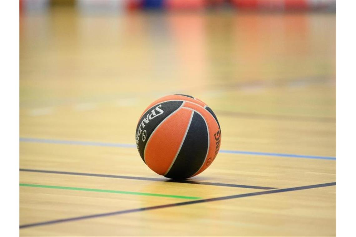 Ein Ball liegt auf einem Basketball-Spielfeld. Foto: Soeren Stache/dpa-Zentralbild/dpa/Symbolbild