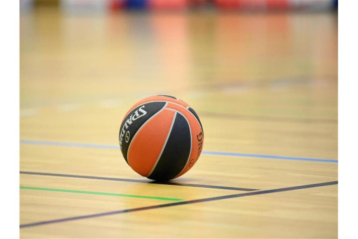 Zwei Heidelberger Spiele nach Corona-Ausbruch abgesagt Ein Ball liegt auf einem Basketball-Spielfeld. Foto: Soeren Stache/dpa-Zentralbild/dpa/Symbolbild