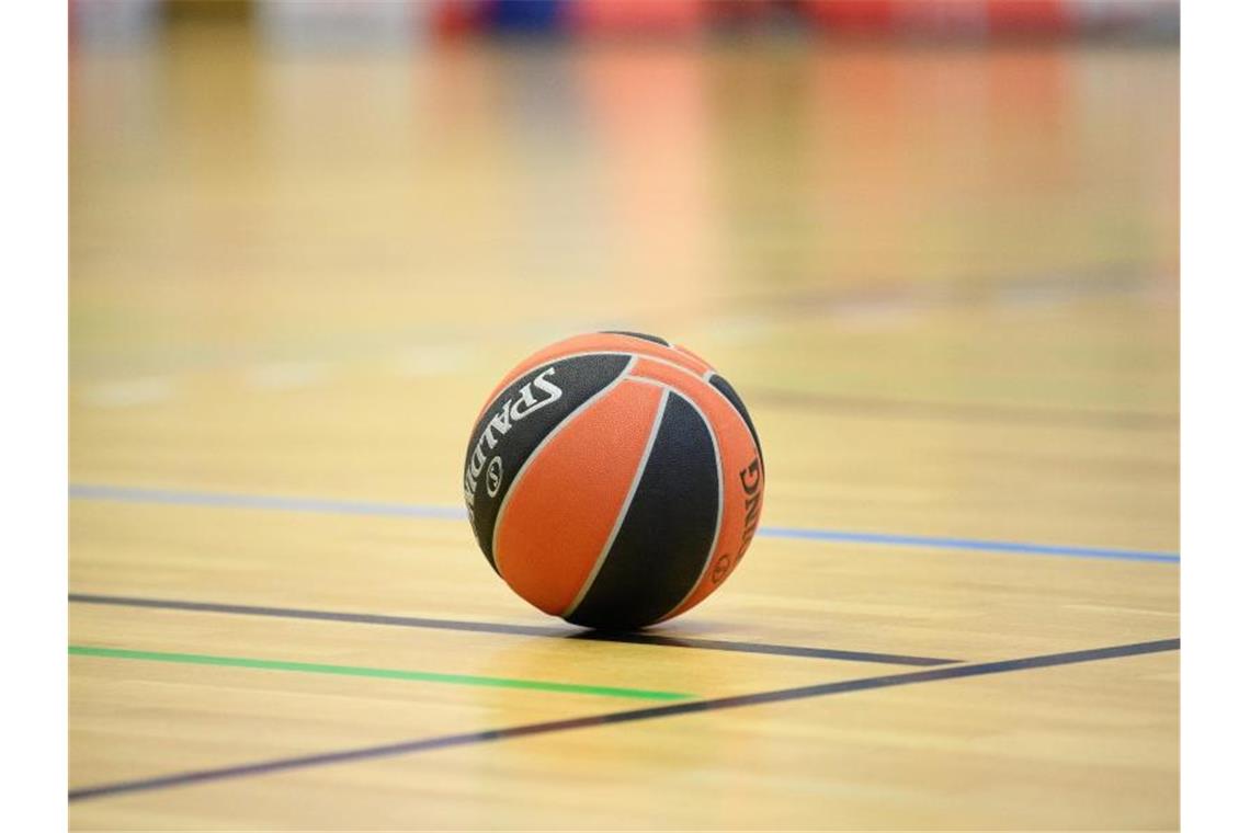 Ludwigsburger Basketballer bleiben Erster Ein Ball liegt vor Spielbeginn auf dem Feld. Foto: Soeren Stache/dpa-Zentralbild/ZB/Symbolbild