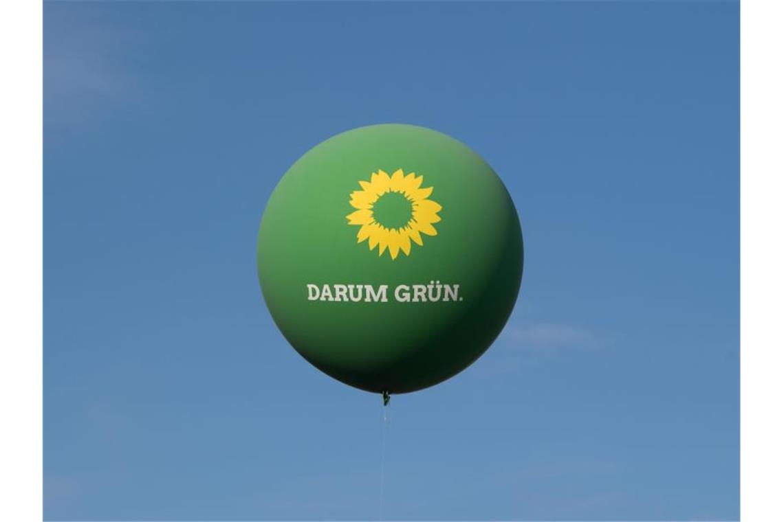 Ein Ballon mit der Aufschrift „Darum Grün“ schwebt über einer Wahlkampfveranstaltung über dem Stuttgarter Schlossplatz. Foto: Marijan Murat