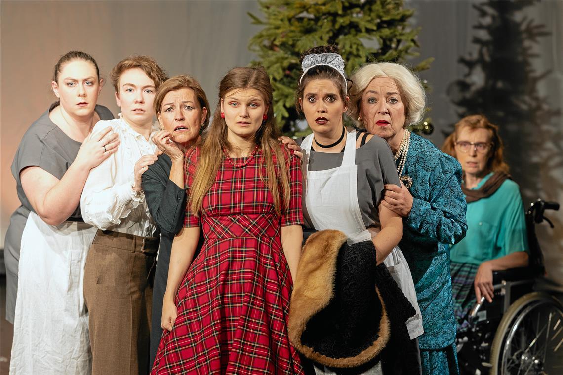 Ein banger Blick aus dem Fenster: Wer schleicht dort draußen durch den Schnee? Das fragen sich (von links) Köchin Chanel (Mia Birkenberger), Catherine (Annalena Ceskutti), Gaby (Gaby Miletic), Suzon (Hannah Unger), Dienstmädchen Louise (Anke Dietrich), Mamy (Sylvie Bollinger) und Augustine (Sylvia Kappel). Fotos: Alexander Becher