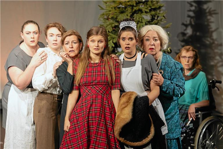 Ein banger Blick aus dem Fenster: Wer schleicht dort draußen durch den Schnee? Das fragen sich (von links) Köchin Chanel (Mia Birkenberger), Catherine (Annalena Ceskutti), Gaby (Gaby Miletic), Suzon (Hannah Unger), Dienstmädchen Louise (Anke Dietrich), Mamy (Sylvie Bollinger) und Augustine (Sylvia Kappel). Fotos: Alexander Becher