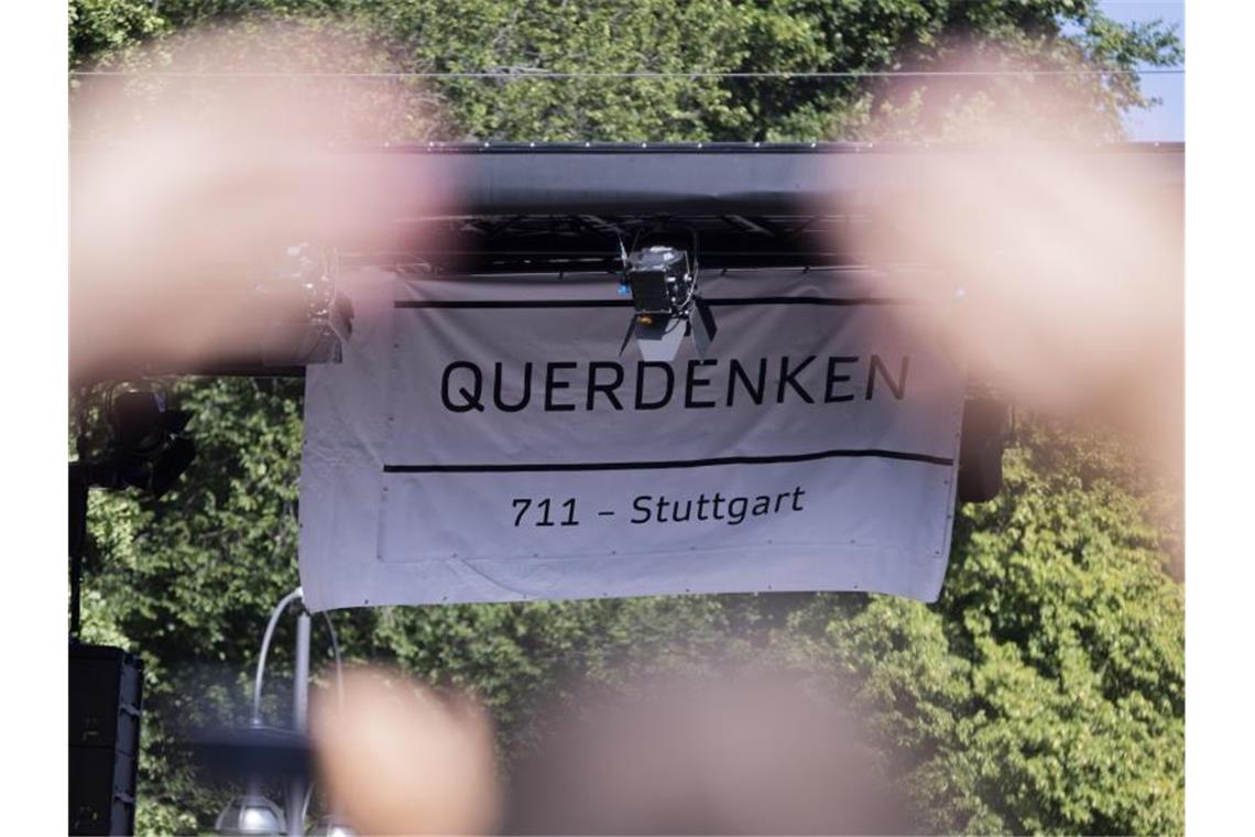 „Querdenken“-Demo in Stuttgart - Ex-Fußballer Berthold dabei Ein Banner der Initiative „Querdenken 711“ bei einer Kundgebung gegen die Corona-Beschränkungen. Foto: Christoph Soeder/dpa