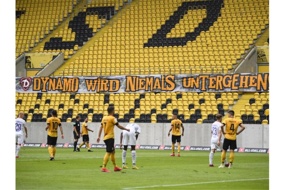 Ein Banner „Dynamo wird niemals untergehen!“ hängt beim Spiel der SG Dynamo Dresden gegen den VfL Osnabrück auf der Tribüne. Foto: Robert Michael/dpa-Zentralbild/dpa