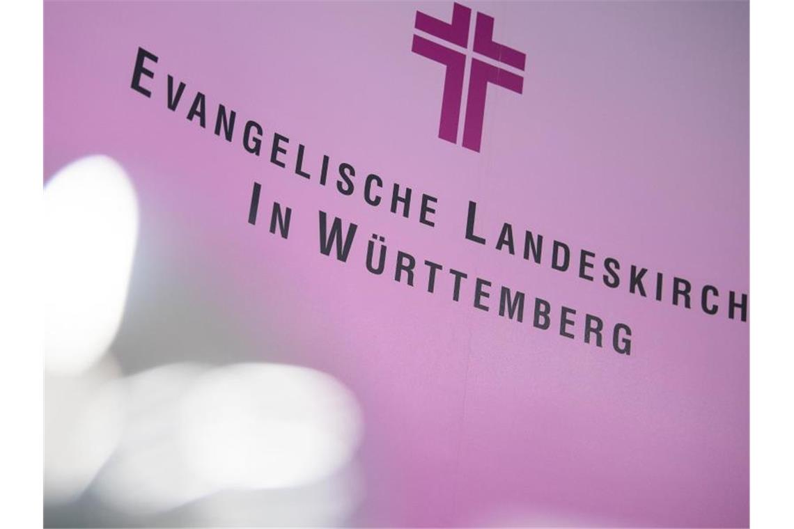 Ein Banner mit der Aufschrift „Evangelische Landeskirche in Württemberg“. Foto: Sebastian Gollnow/dpa/Archivbild