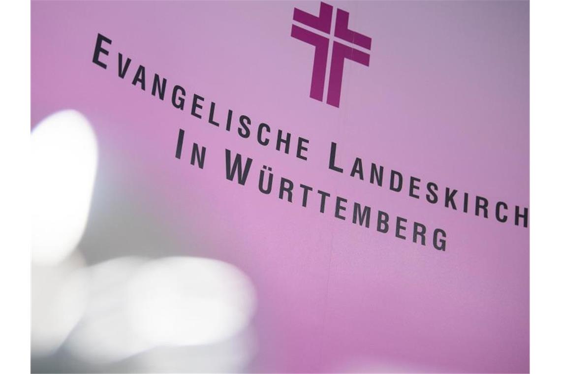 Juristin neue Präsidentin der Württembergischen Landessynode Ein Banner mit der Aufschrift „Evangelische Landeskirche in Württemberg“. Foto: Sebastian Gollnow/dpa/Archivbild