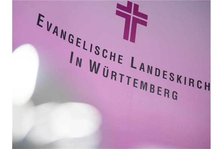 Ein Banner mit der Aufschrift „Evangelische Landeskirche in Württemberg“. Foto: Sebastian Gollnow/dpa/Archivbild