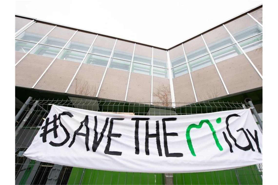 Ein Banner mit der Aufschrift "SAVE THE MiGy" hängt vor dem Michelberg-Gymnasium. Foto: Tom Weller/dpa/Archivbild