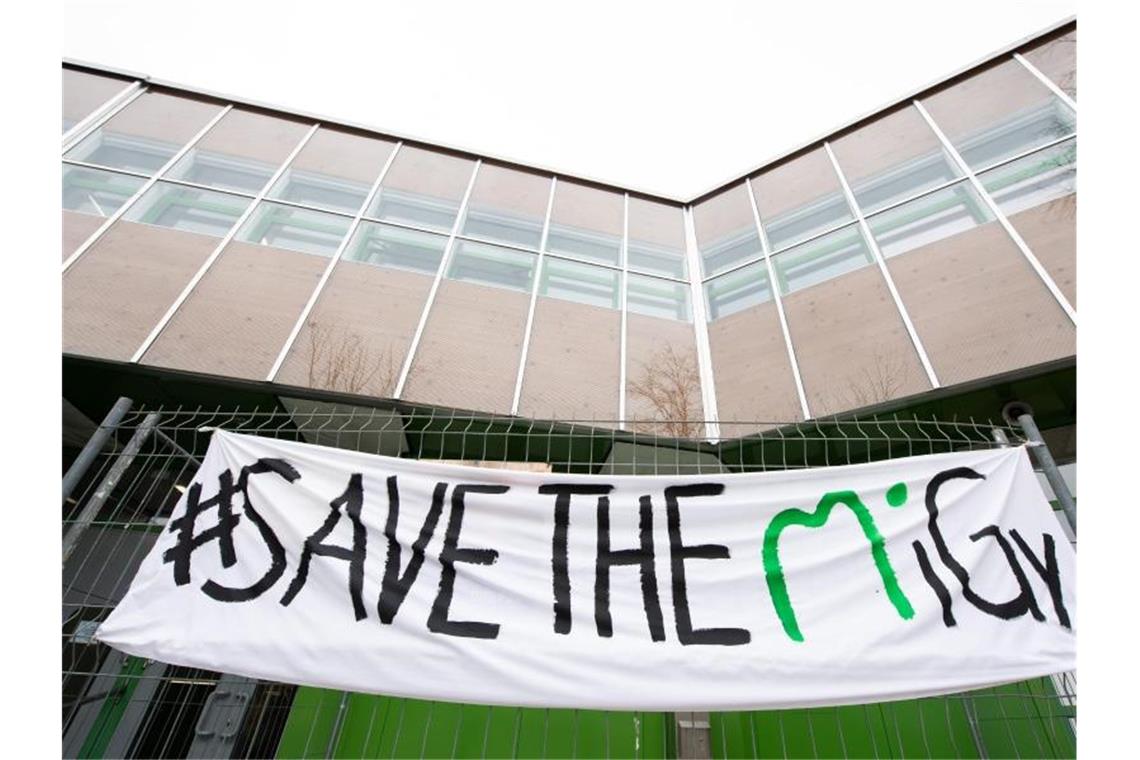 Ringen um Pannengymnasium: Geislingen sucht Interimslösung Ein Banner mit der Aufschrift "SAVE THE MiGy" hängt vor dem Michelberg-Gymnasium. Foto: Tom Weller/dpa/Archivbild