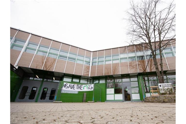 Ein Banner mit der Aufschrift "SAVE THE MiGy" hängt vor dem Michelberg-Gymnasium. Foto: Tom Weller/dpa/Archivbild