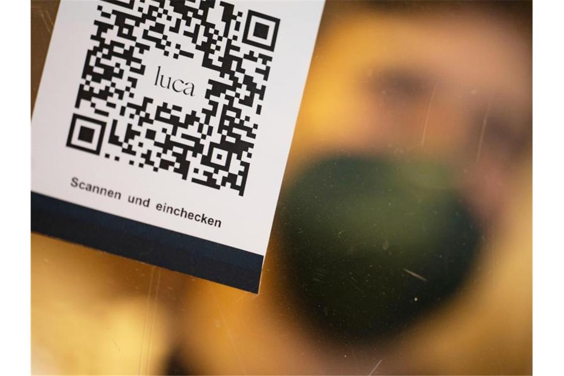 Luca-App: Kritiker, Land und Betreiber tauschen sich aus Ein Barcode, der mit der Luca-App gescannt werden kann, wird in die Kamera gehalten. Foto: Marijan Murat/dpa/Archivbild