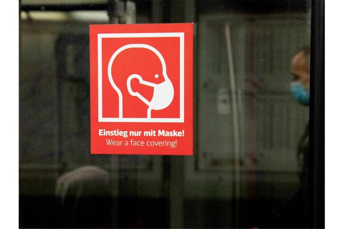 Druck für Erhalt von Corona-Absicherungen im Alltag wächst Ein Basisschutz soll auch ab dem 20. März bestehen. So ist eine Maskenpflicht in Pflegeheimen, Kliniken sowie im Nahverkehr und in Fernzügen und Flugzeugen vorgesehen. Foto: Paul Zinken/dpa