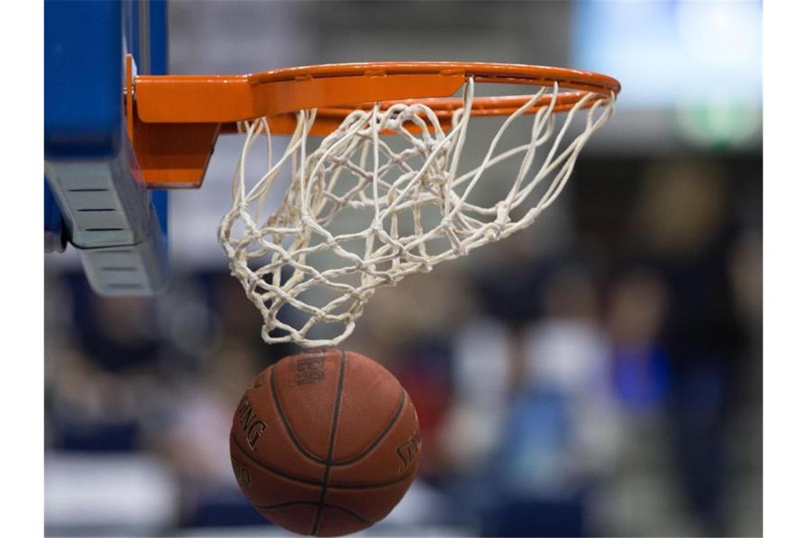 Heidelberg Meister in 2. Basketball-Bundesliga Ein Basketball fällt durch das Netz vom Basketballkorb. Foto: Lukas Schulze/dpa/Symbolbild