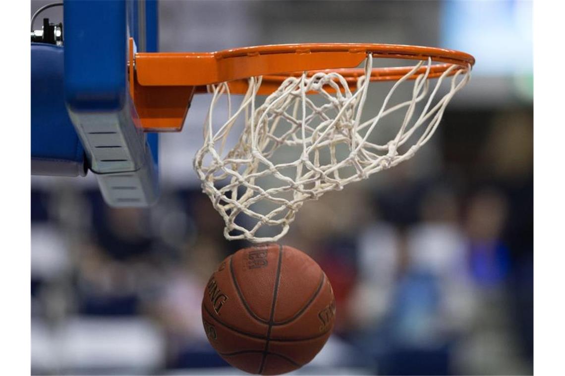 Souveräner Eurocup-Auftritt: Ulmer Basketballer in Podgorica Ein Basketball fällt durch das Netz vom Basketballkorb. Foto: Lukas Schulze/dpa/Symbolbild